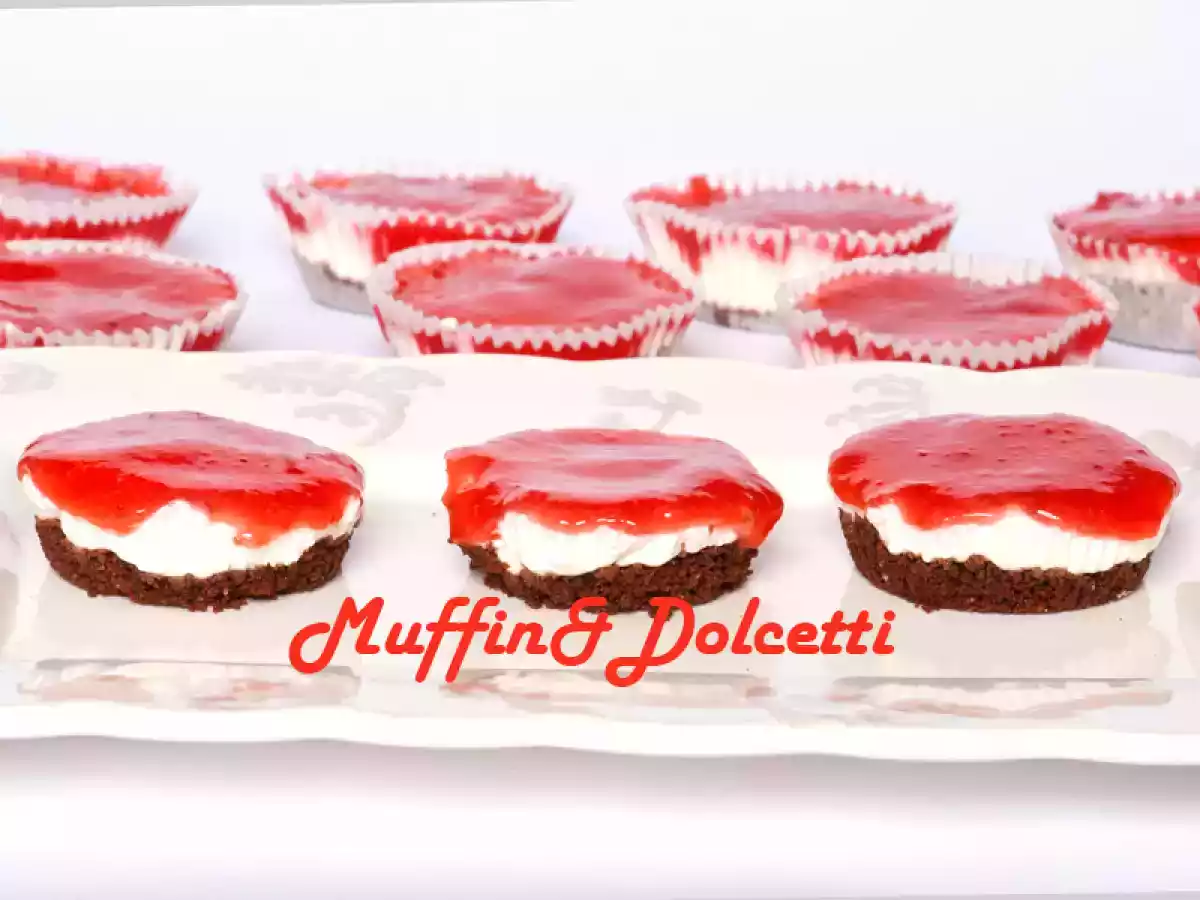 Mini Cheesecake alle fragole con base al cioccolato