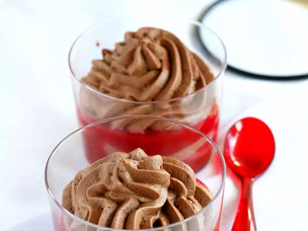 Mousse al cioccolato con salsa ai lamponi