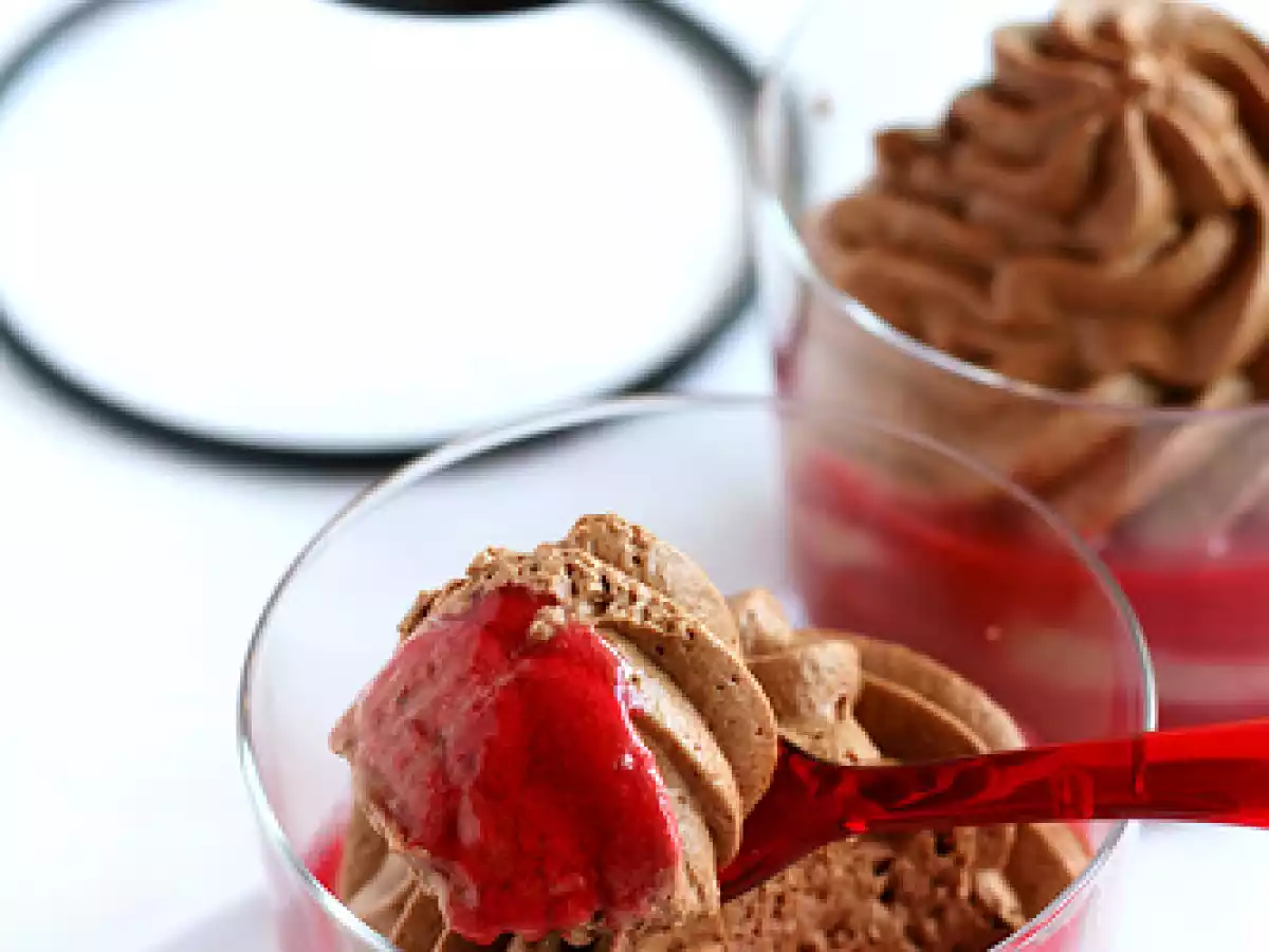 Mousse al cioccolato con salsa ai lamponi - foto 3