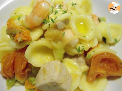 Orecchiette con fiori di zucca, gamberi e tonno fresco