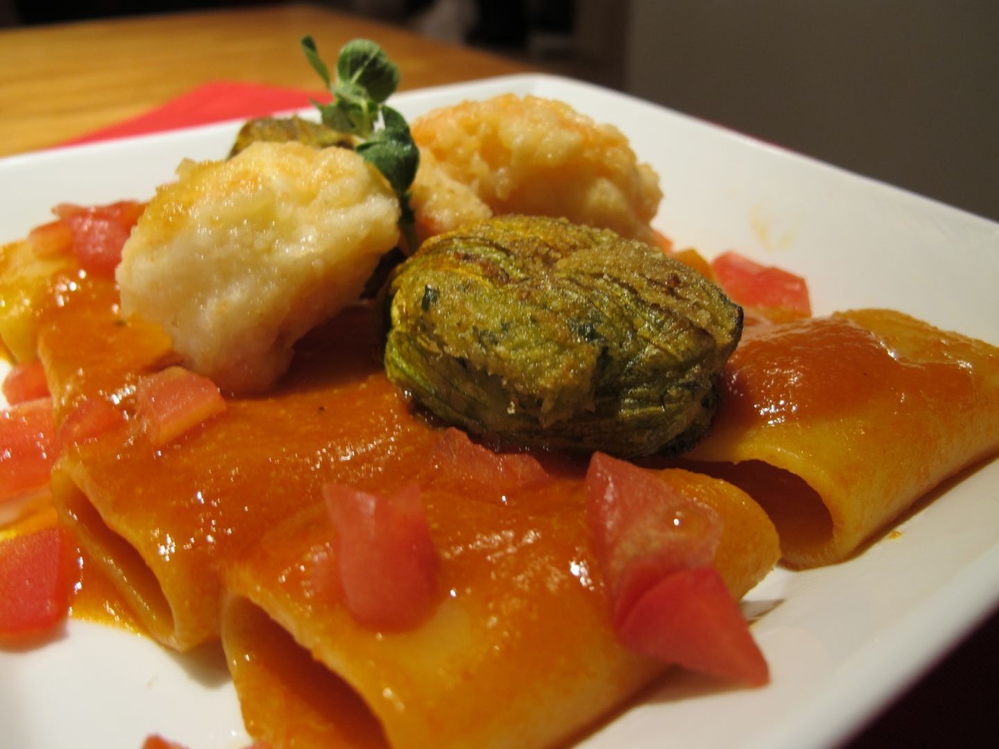 Paccheri Con Bisque Al Peperone Scampi Fritti E Fiori Di Zucca Ripieni Al Baccala Ricetta Petitchef