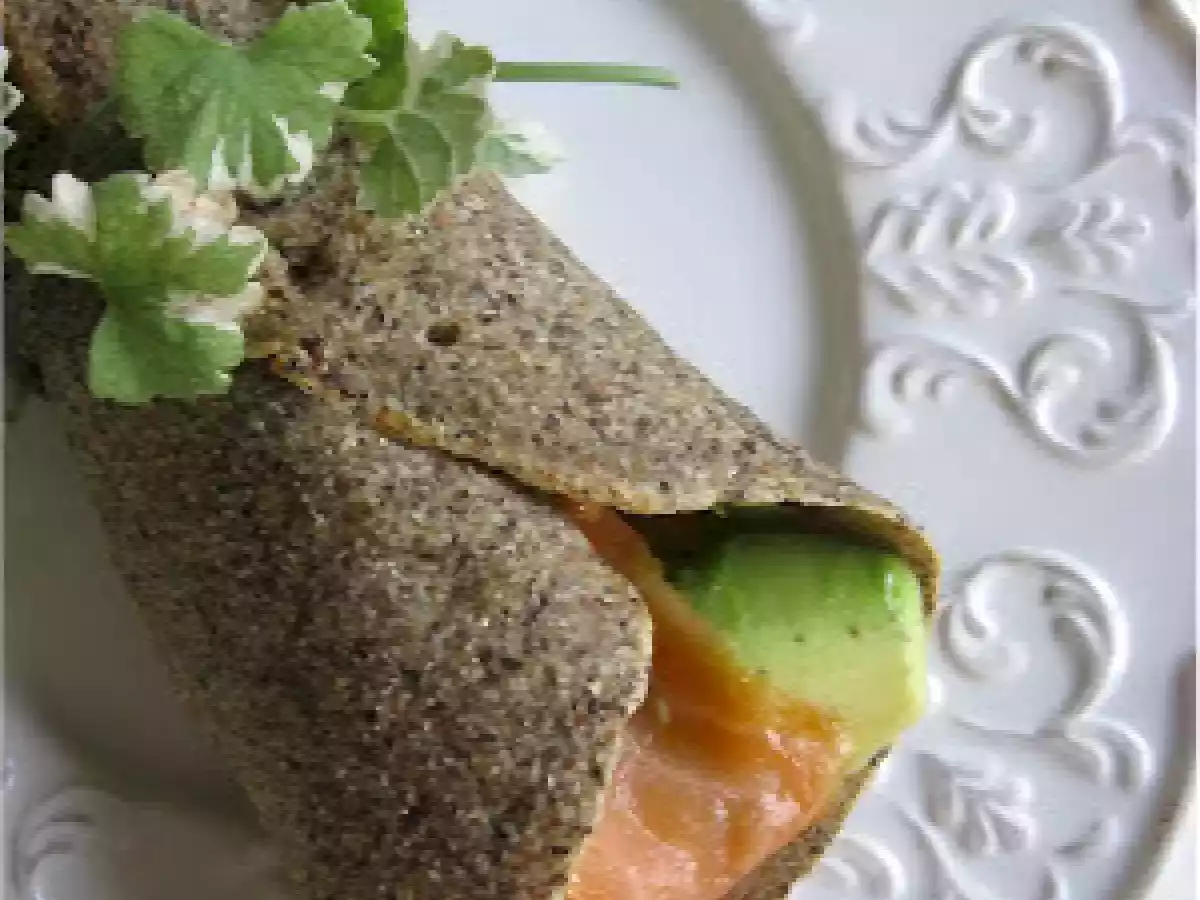 PANCAKES DI GRANO SARACENO ALLA MENTA CON SALMONE E AVOCADO - foto 2