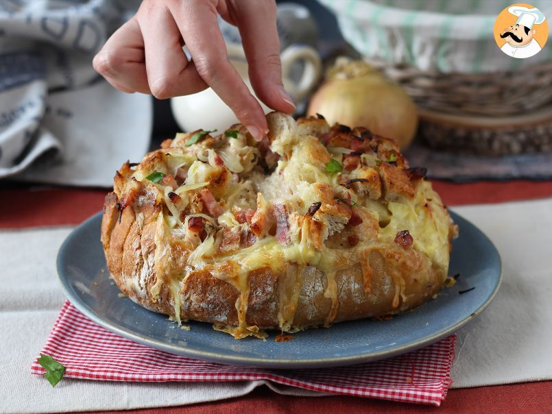 Pane ripieno con formaggio e pancetta