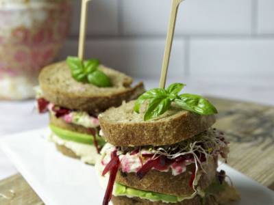 Panino avocado & barbabietola, vegan