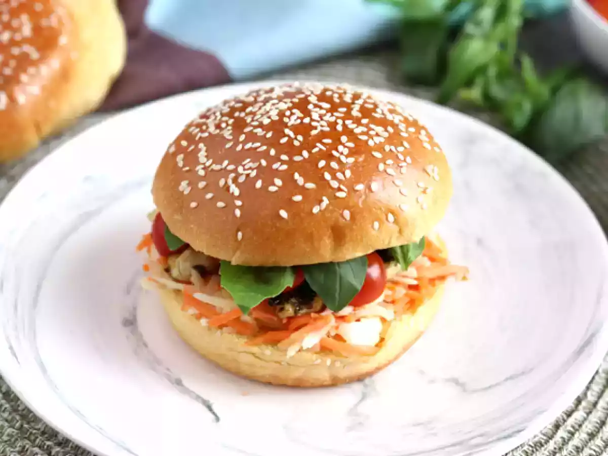 Panino gourmet con pollo marinato, coleslaw e pomodori - foto 2