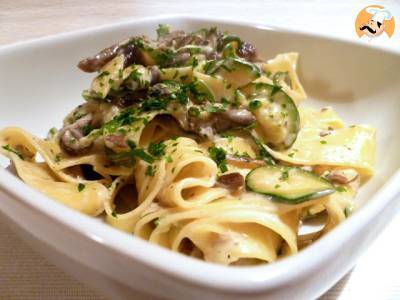 Pappardelle con zucchine e funghi chiodini