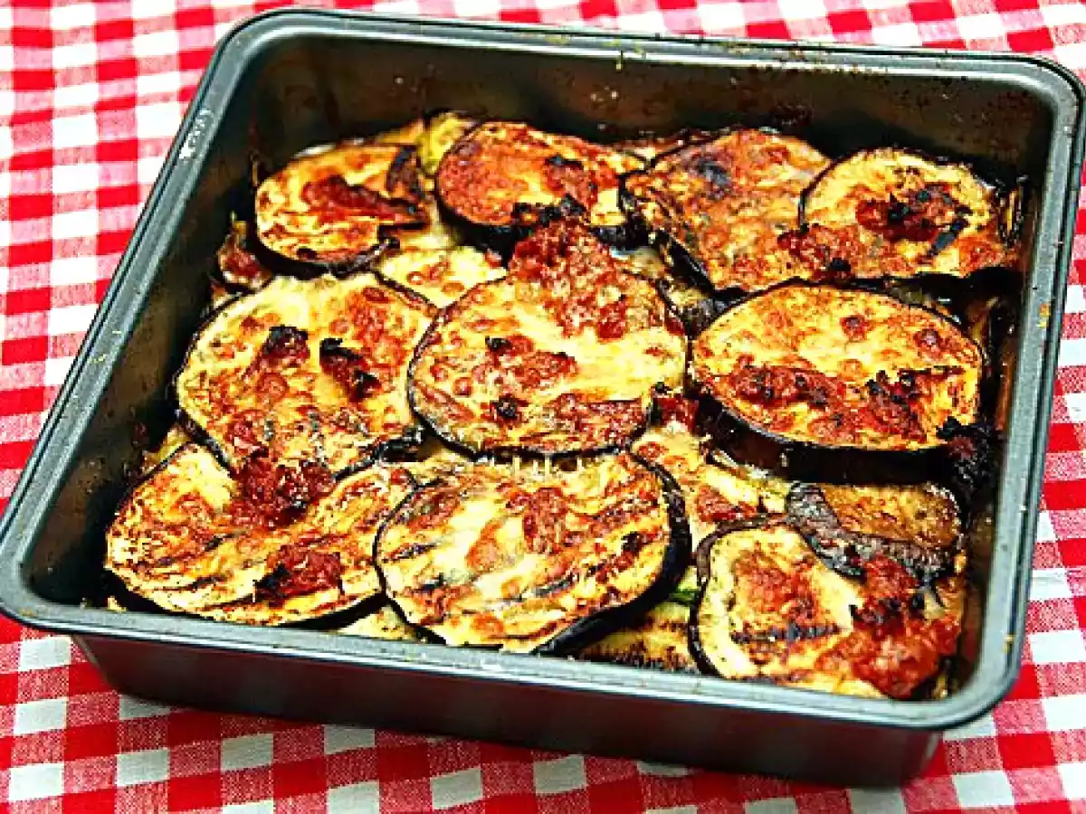 Parmigiana di melanzane e zucchine al pesto rosso