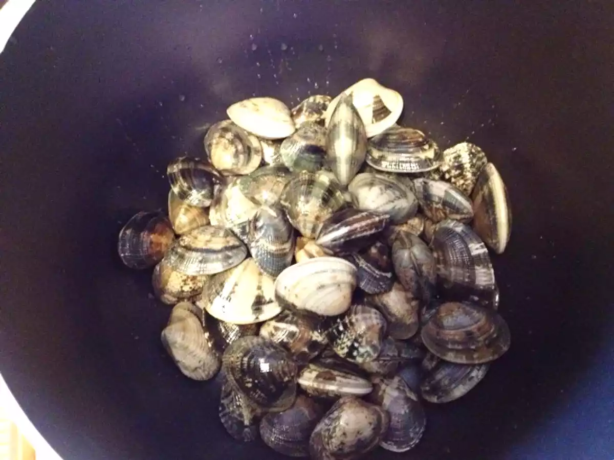 Pasta al nero di seppia con vongole - foto 2