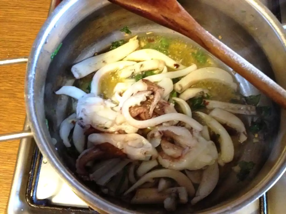 Pasta al nero di seppia con vongole - foto 4