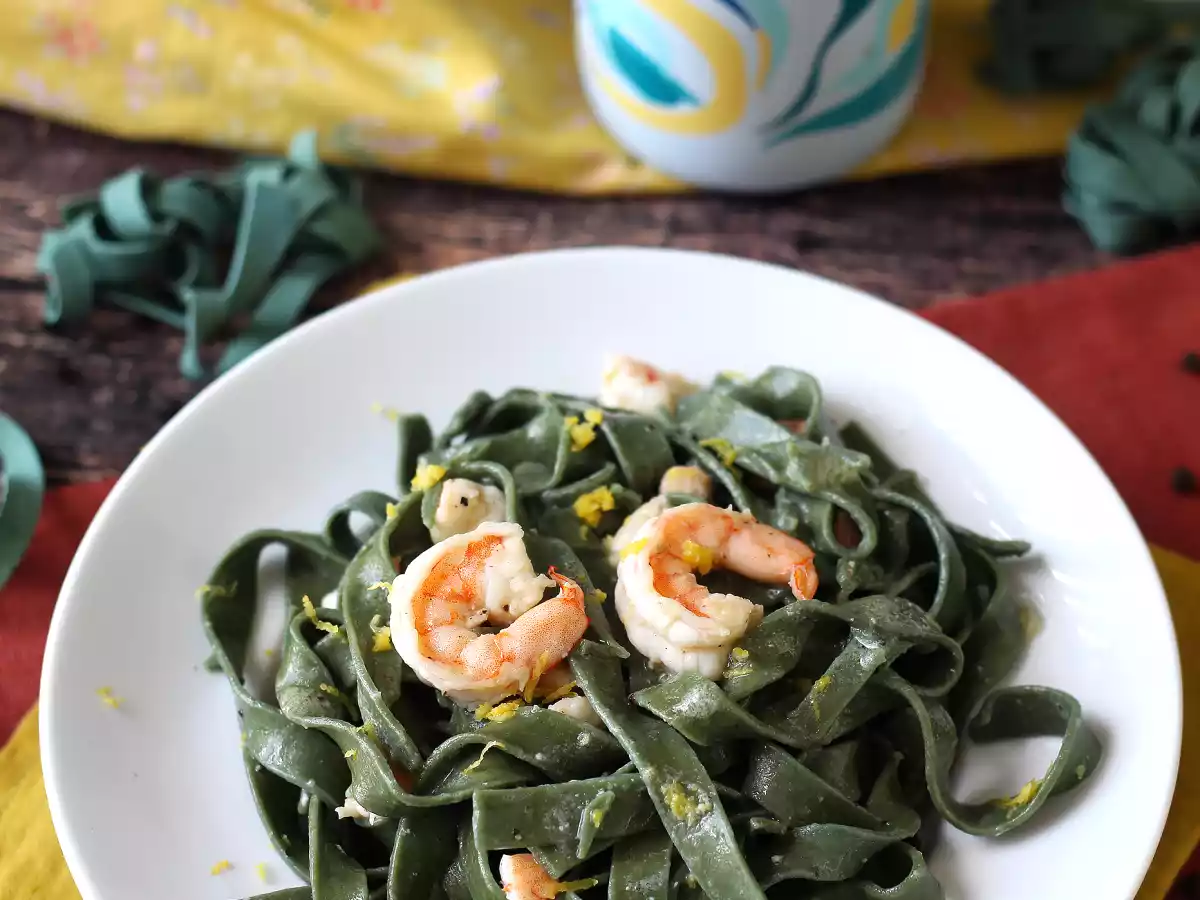 Pasta alla spirulina con gamberi e limone: un primo piatto ricco di nutrienti e dal gusto unico - foto 2