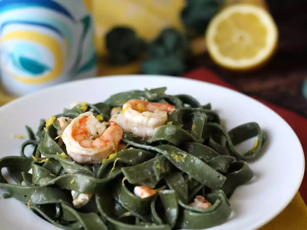Pasta alla spirulina con gamberi e limone: un primo piatto ricco di nutrienti e dal gusto unico - foto 3