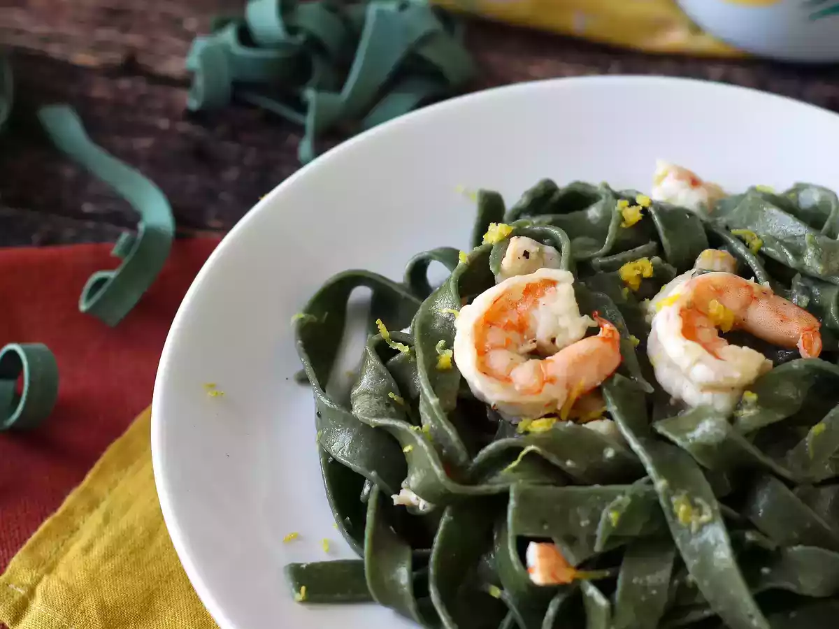 Pasta alla spirulina con gamberi e limone: un primo piatto ricco di nutrienti e dal gusto unico