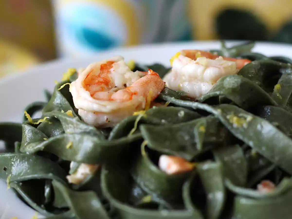 Pasta alla spirulina con gamberi e limone: un primo piatto ricco di nutrienti e dal gusto unico - foto 4