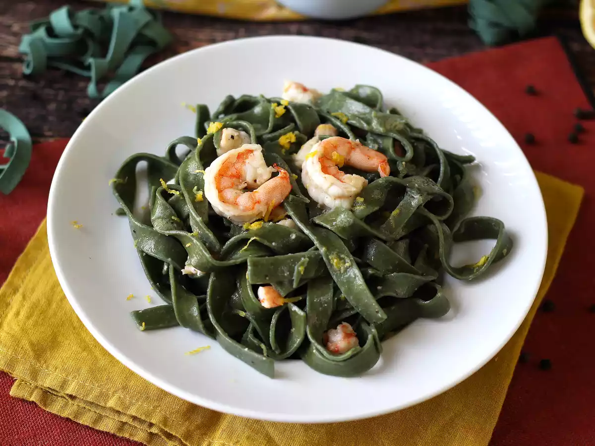 Pasta alla spirulina con gamberi e limone: un primo piatto ricco di nutrienti e dal gusto unico - foto 5