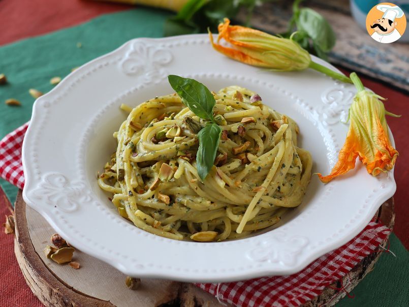 Pasta con fiori di zucca, ricotta e pistacchi