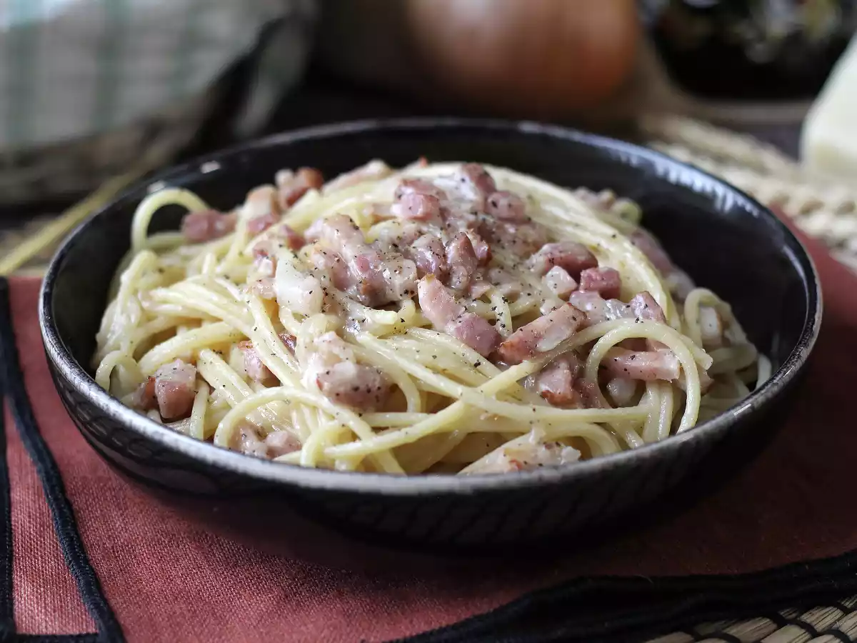 Pasta con pancetta: facile, economica e cremosa
