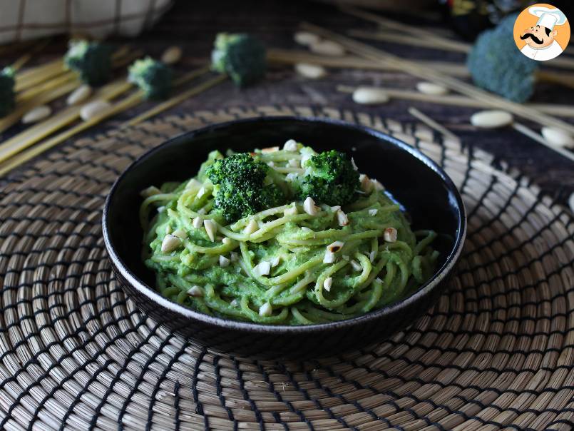 Pasta cremosa con broccoli e mandorle: un piatto facile da preparare e ricco di sapore