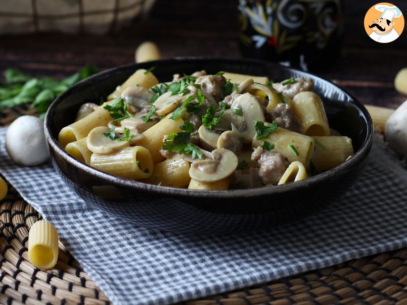 Pasta cremosa con funghi e salsiccia