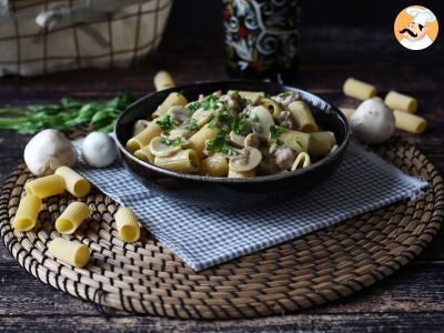 Pasta cremosa con funghi e salsiccia - foto 2