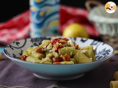 Pasta fredda con crema di avocado, mandorle e pomodorini: vegetariana e gustosissima!