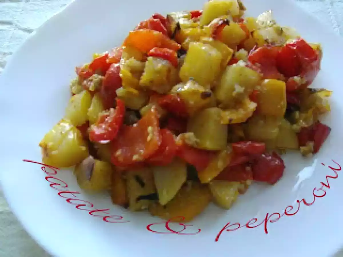 Patate e peperoni al forno: il contorno rustico, facile e super gustoso che piace a tutti