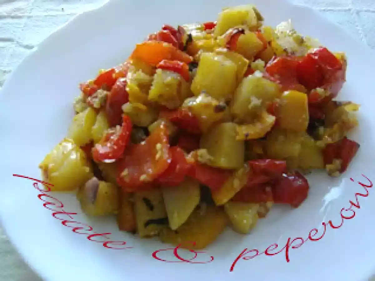 Patate e peperoni al forno: il contorno rustico, facile e super gustoso che piace a tutti - foto 2