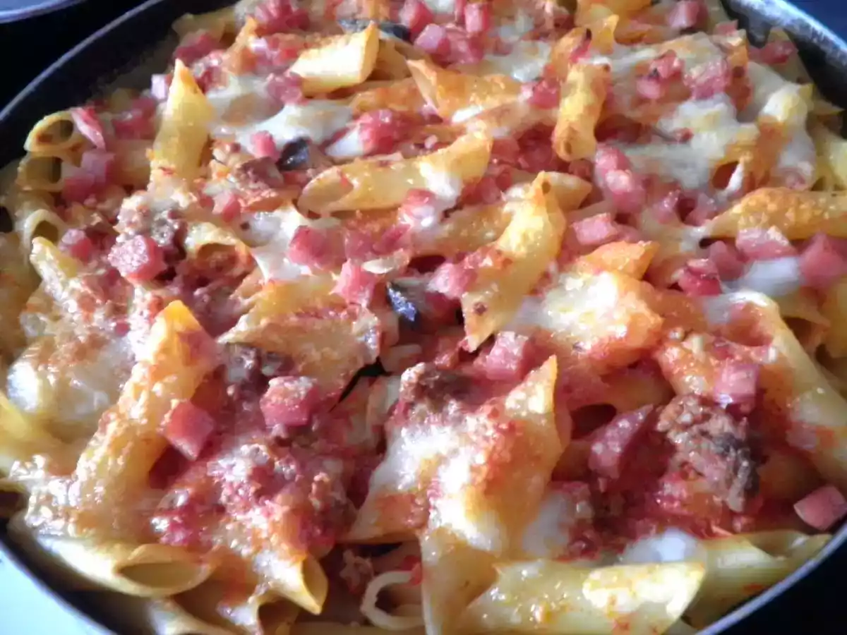 Pennette al ragù gratinate al forno con prosciutto e mozzarella