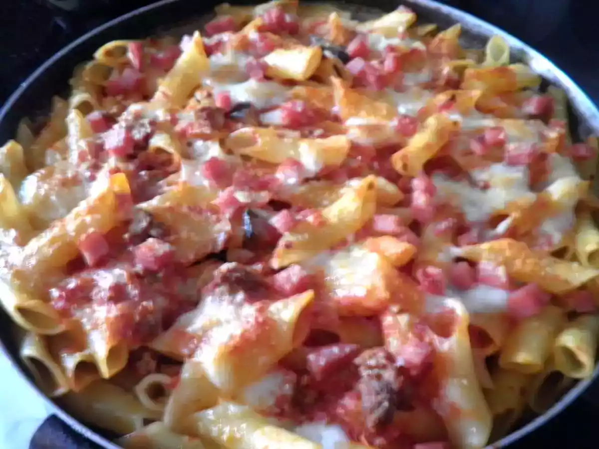 Pennette al ragù gratinate al forno con prosciutto e mozzarella - foto 2