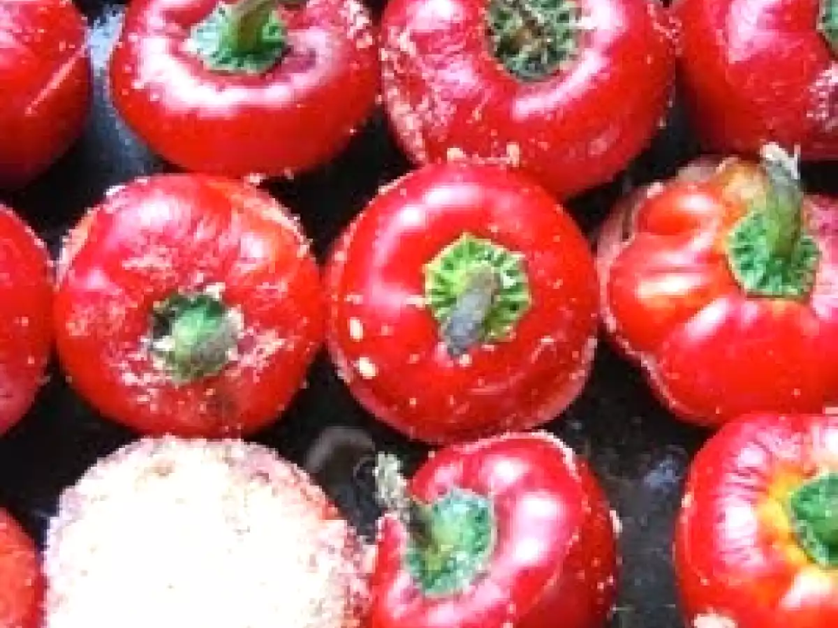 Peperoni rossi tondi ripieni di carne