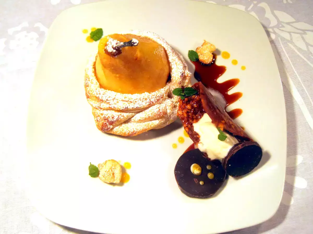 Pera in sfoglia con cialda croccante al caramello e gelato alla panna