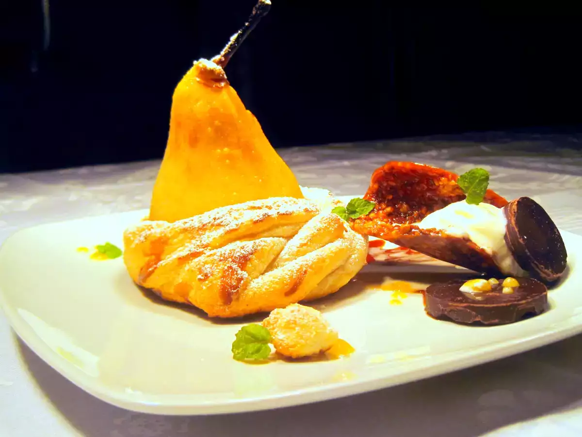 Pera in sfoglia con cialda croccante al caramello e gelato alla panna - foto 2