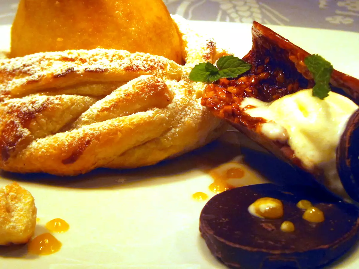 Pera in sfoglia con cialda croccante al caramello e gelato alla panna - foto 3