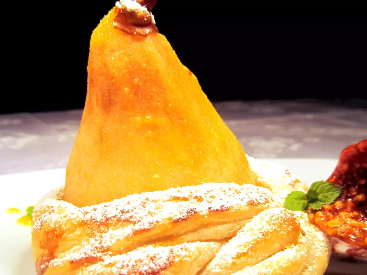 Pera in sfoglia con cialda croccante al caramello e gelato alla panna - foto 4