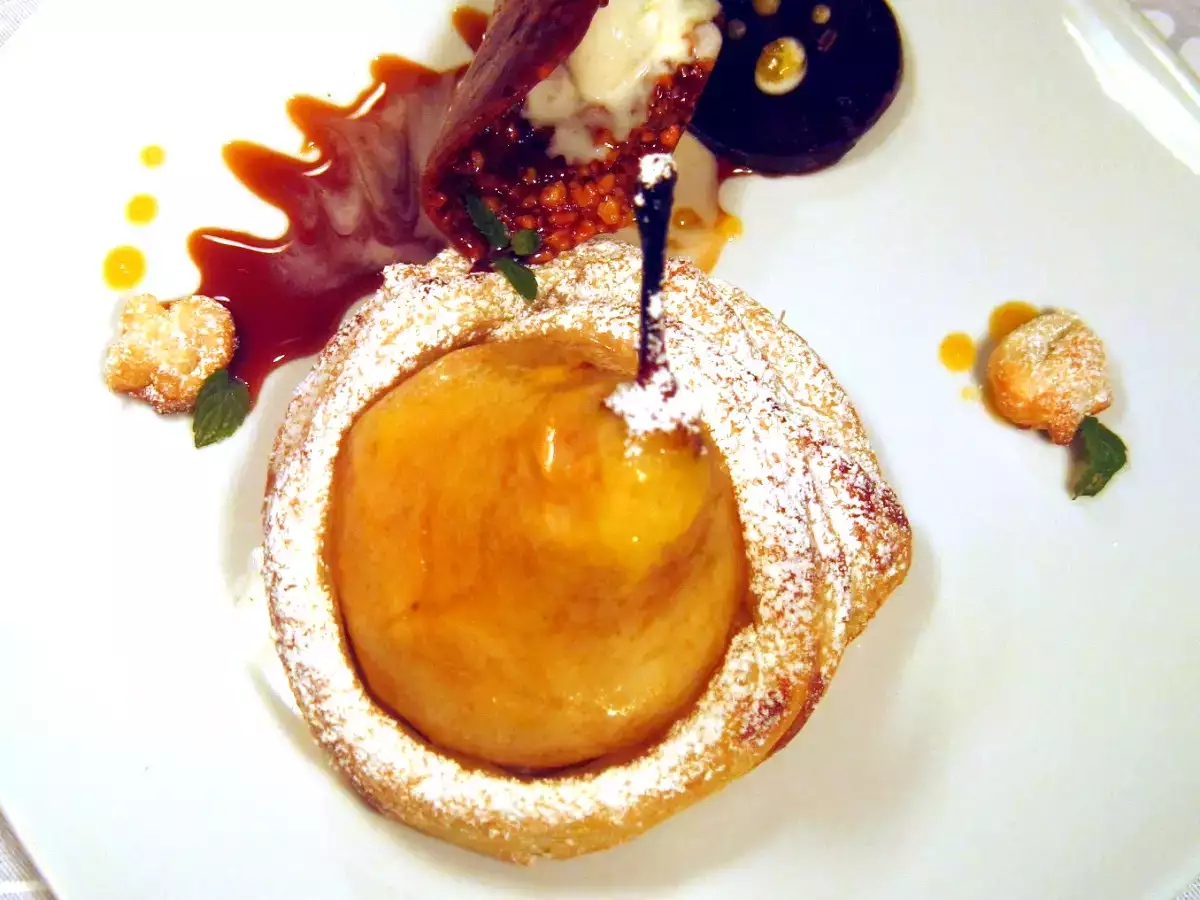 Pera in sfoglia con cialda croccante al caramello e gelato alla panna - foto 5