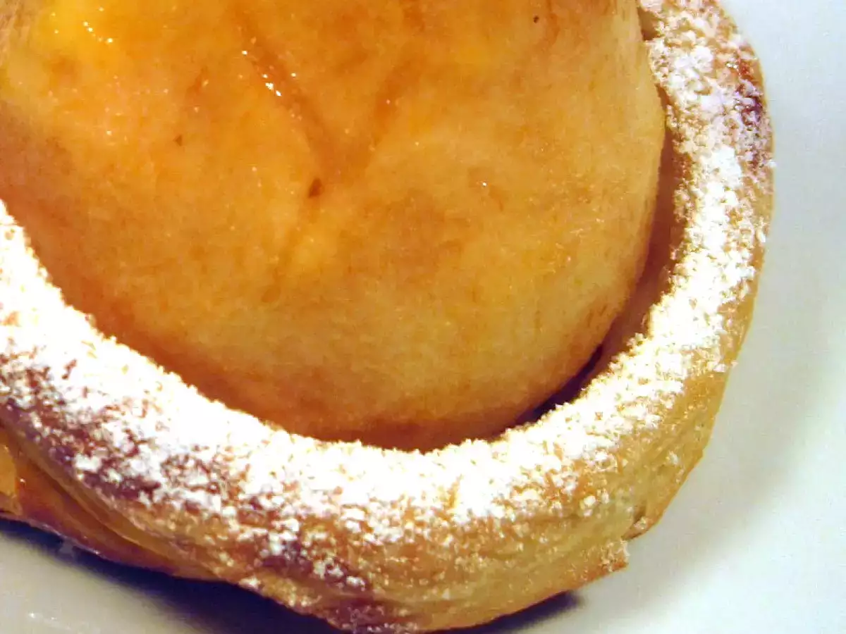 Pera in sfoglia con cialda croccante al caramello e gelato alla panna - foto 6