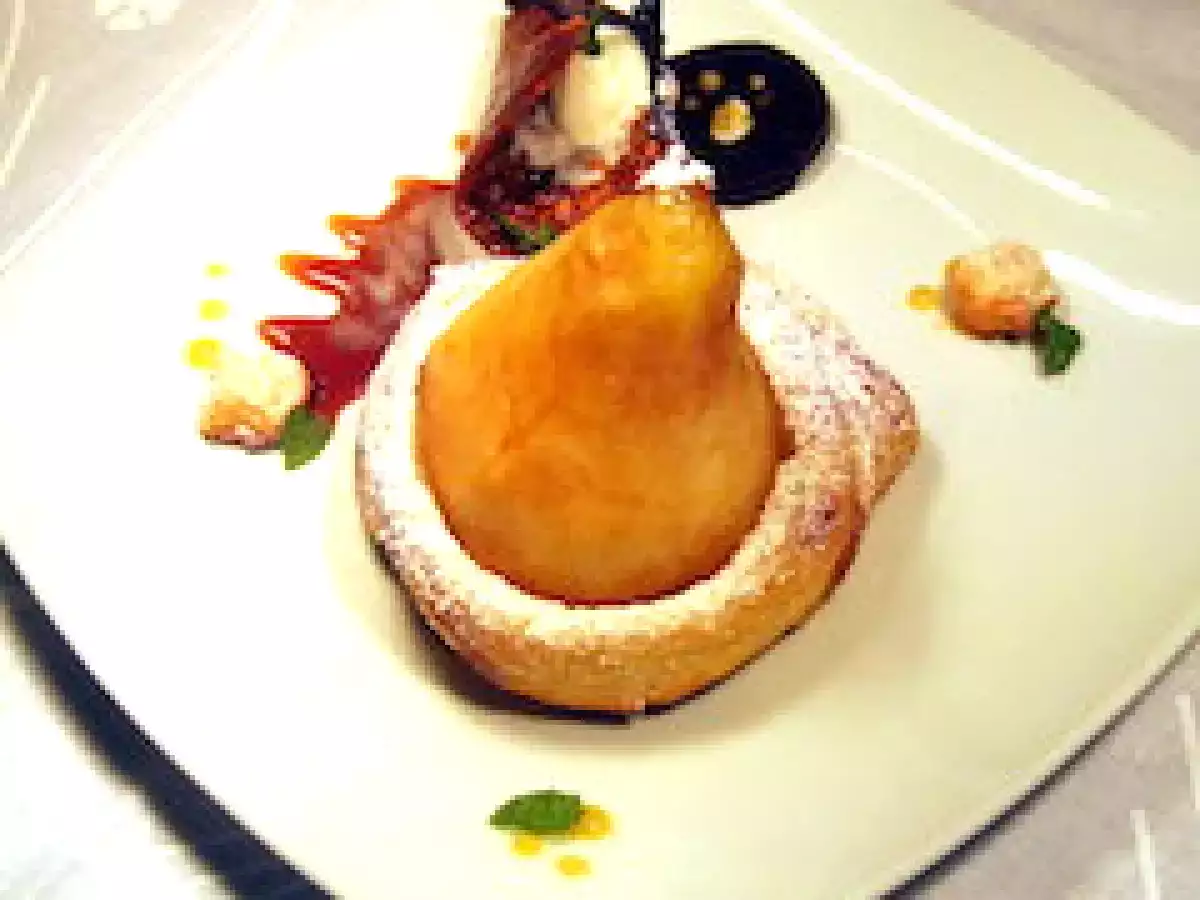 Pera in sfoglia con cialda croccante al caramello e gelato alla panna - foto 7