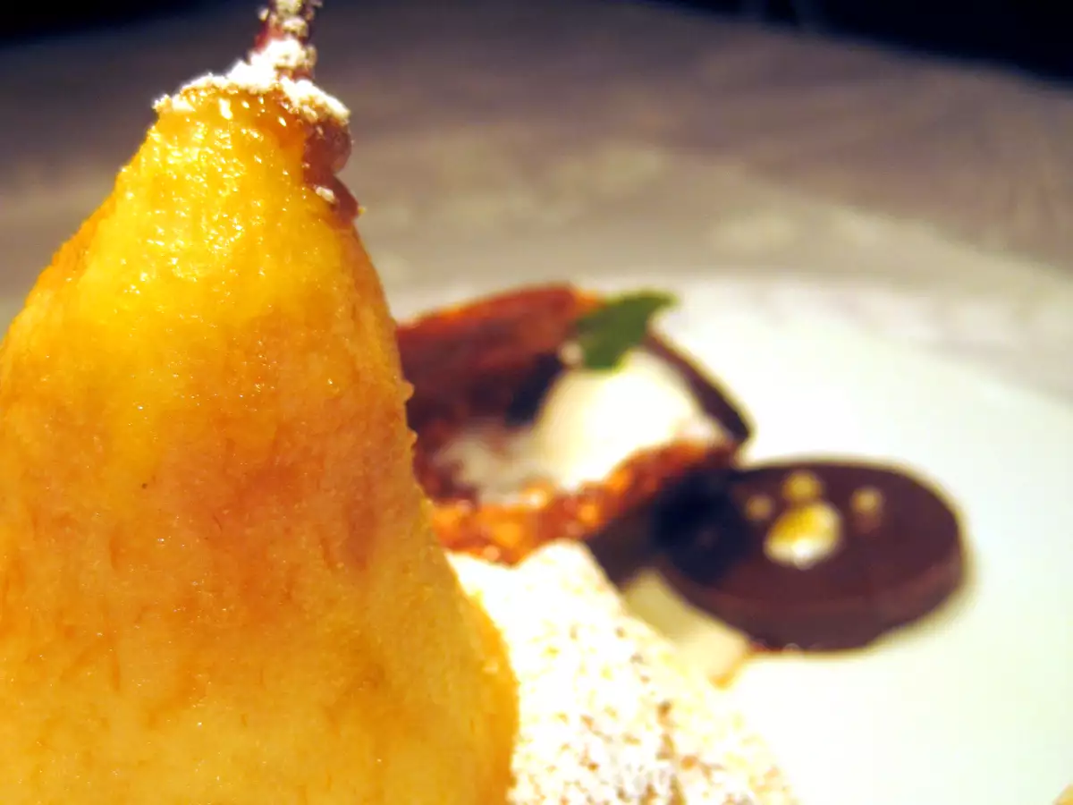 Pera in sfoglia con cialda croccante al caramello e gelato alla panna - foto 9