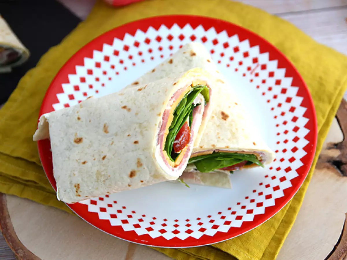 Piadina arrotolata con prosciutto cotto, Cheddar e Spinaci - foto 2
