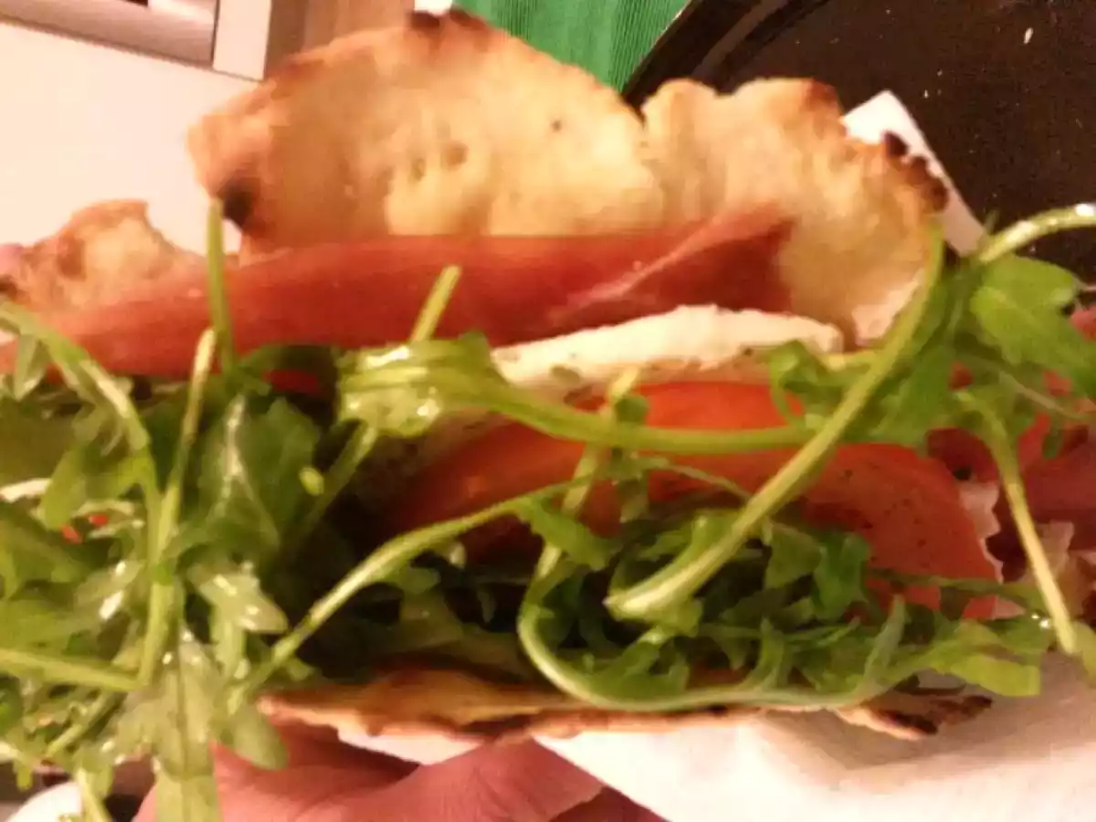 Piadina Romagnola classica con prosciutto crudo, mozzarella, pomodori e rucola