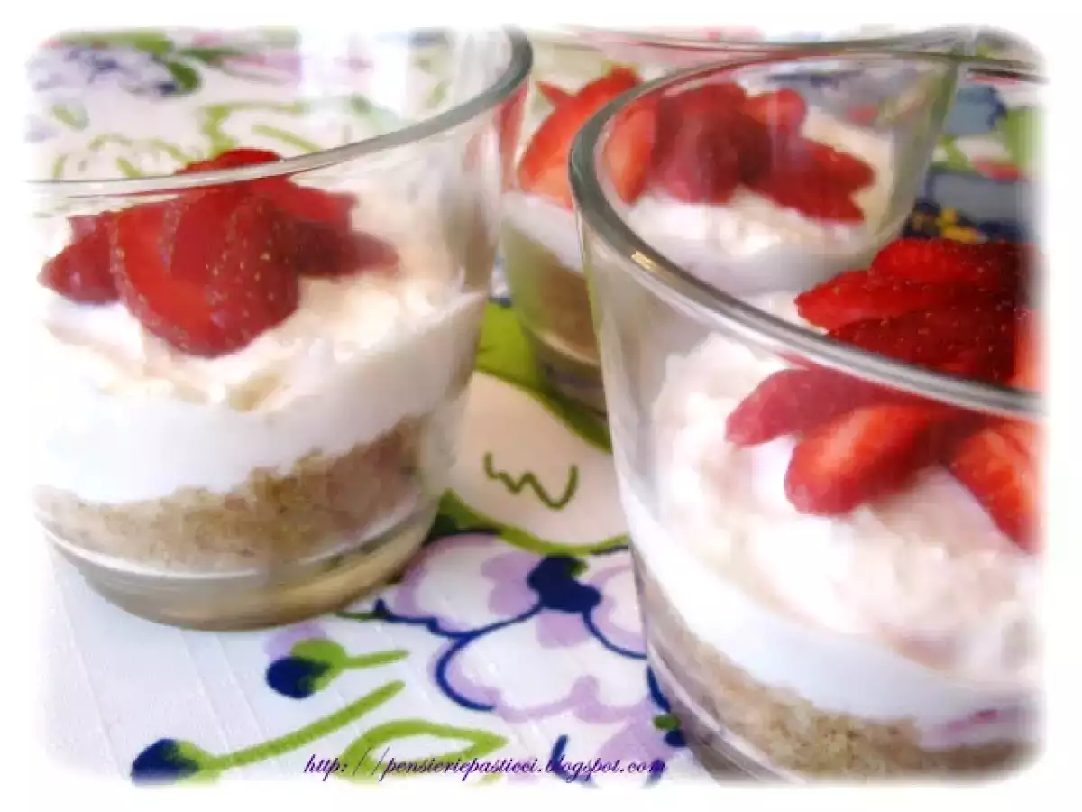Piccole cheesecake light nel bicchiere