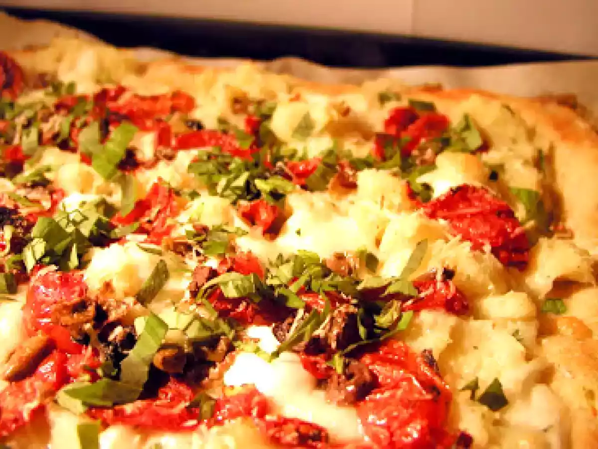 Pizza con crema di patate e baccalà, pomodorini confit e olive taggiasche - foto 2