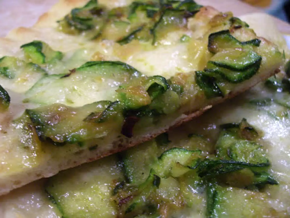 Pizza con zucchine e cipolle: ricetta semplice e saporita