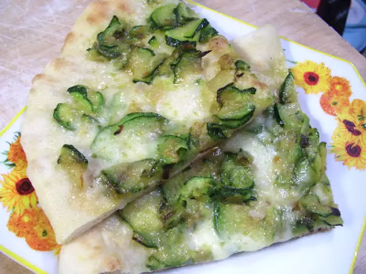 Pizza con zucchine e cipolle: ricetta semplice e saporita - foto 2