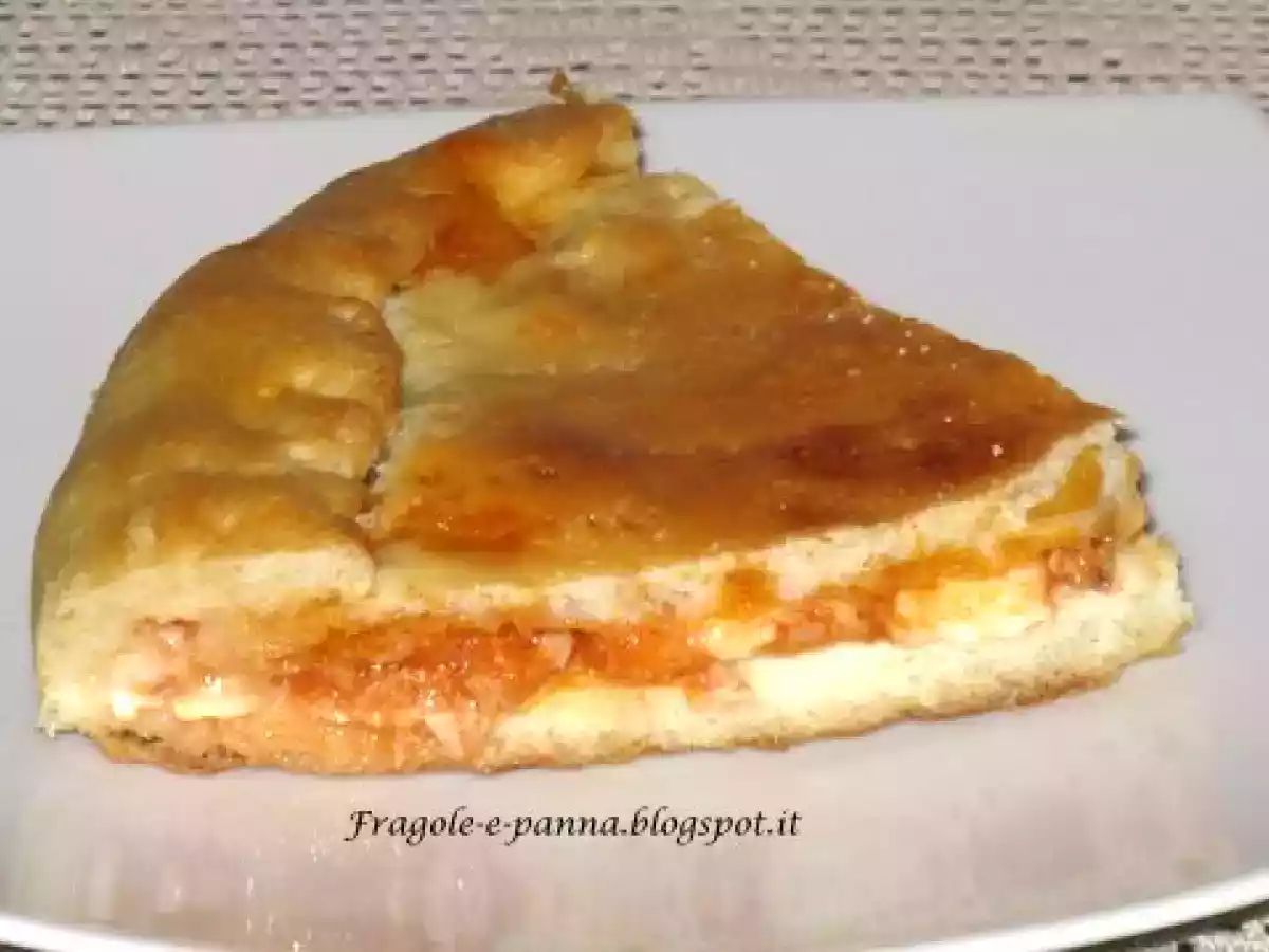 Pizza ripiena con tonno e mozzarella