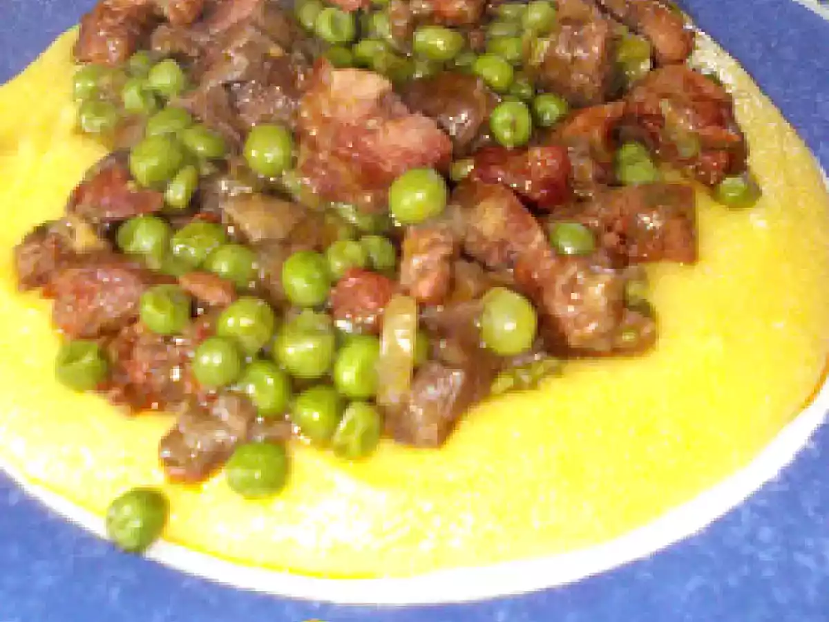 Polenta con salsicce, piselli e funghi