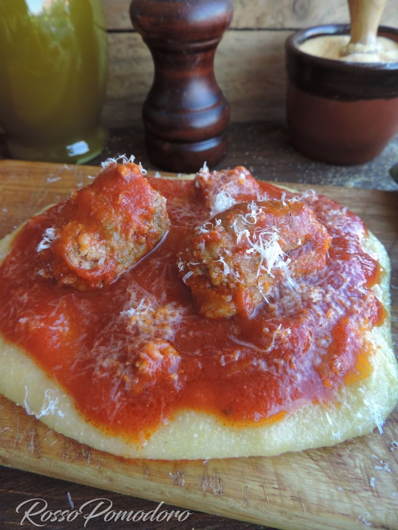 Polenta con sugo di spuntature e salsicce (ricetta di mia nonna