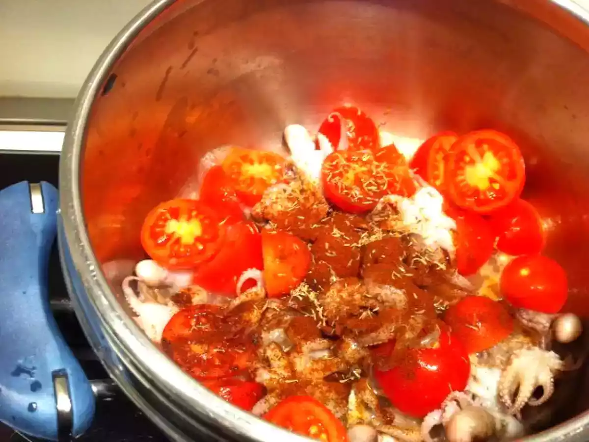 Polipetti affogati con patate, paprika e pomodorini