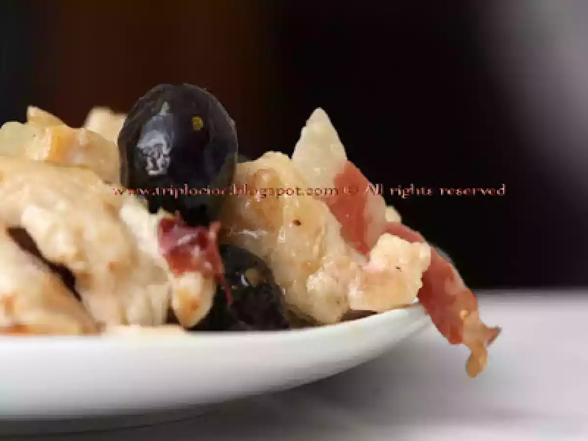 Pollo con olive taggiasche e dadolata di spek