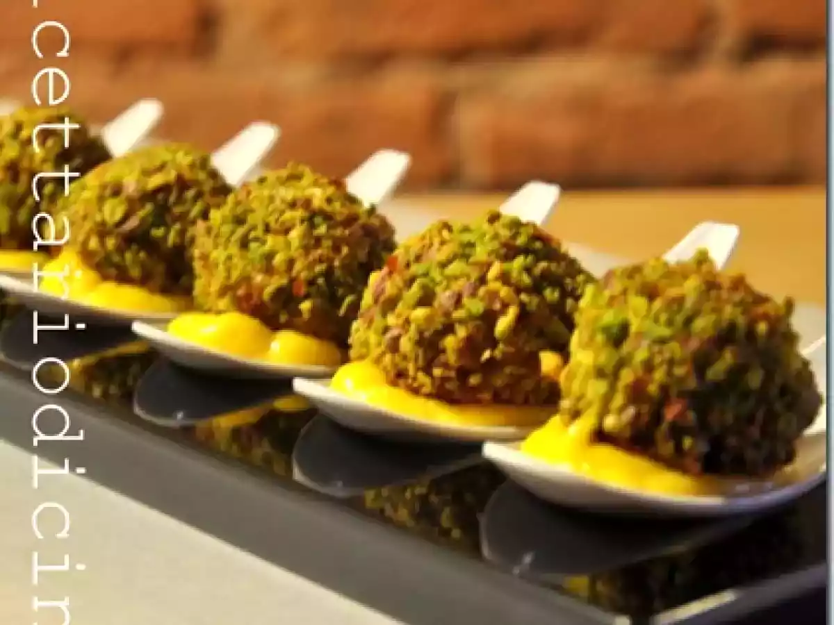 Polpette alla polpa di granchio, miglio, pistacchi e salsa aioli