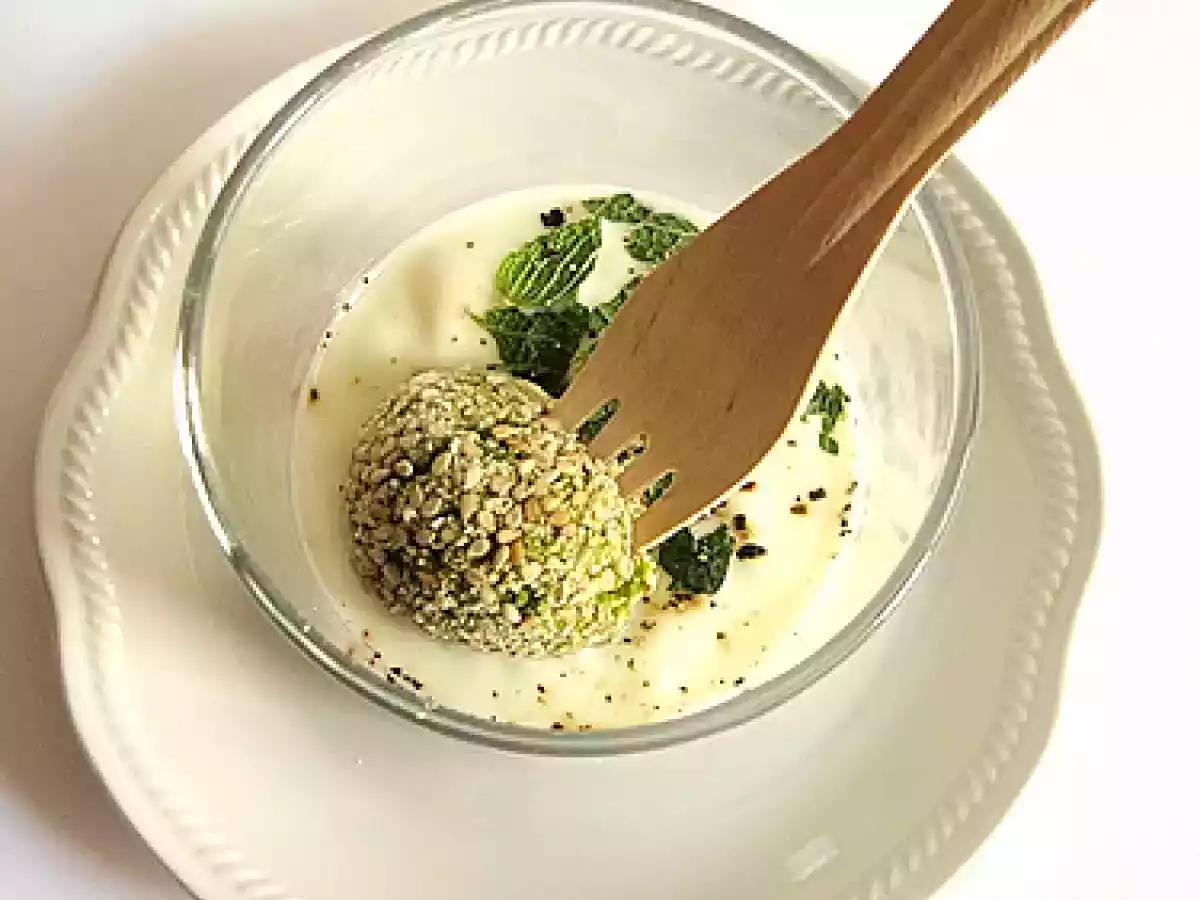 Polpette di piselli al sesamo con salsa di yogurt alla menta - foto 2